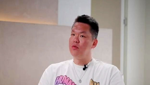 现在的男篮队员练完球，大门一推，各自抱着手机缩回房间，连顿饭都不一块吃。

朱芳雨看着这群年轻人直摇头。当年他们那拨人，练得浑身大汗，下场直接组局吃饭。饭桌上碗筷一碰，全是干货：“你那个球传得太慢”、“下次挡拆我往左顺”。

几顿饭吃下来，谁什么脾气，谁习惯在哪接球，全刻在肌肉记忆里。现在的更衣室，