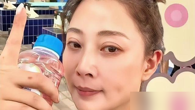 殷桃直播里那句他俩把好房间全让给姐姐，我信。
花少第八季，王星越邓为是真把差房往自己身上揽。猜拳赢了大床房，邓为第一反应不是独占，是喊王星越一起睡。王星越接话也快：跟邓为睡就够了。
这事不装。
殷桃在雨林里嫌弃邓为两天，转头又夸他颜扛镜头，邓为还在旁边吃醋要少年感。
但我觉得最狠的不是这些。