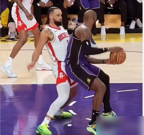 2026年4月7日这一战，凤凰城球馆的空气几乎要被点着了。管理层把杰伦...