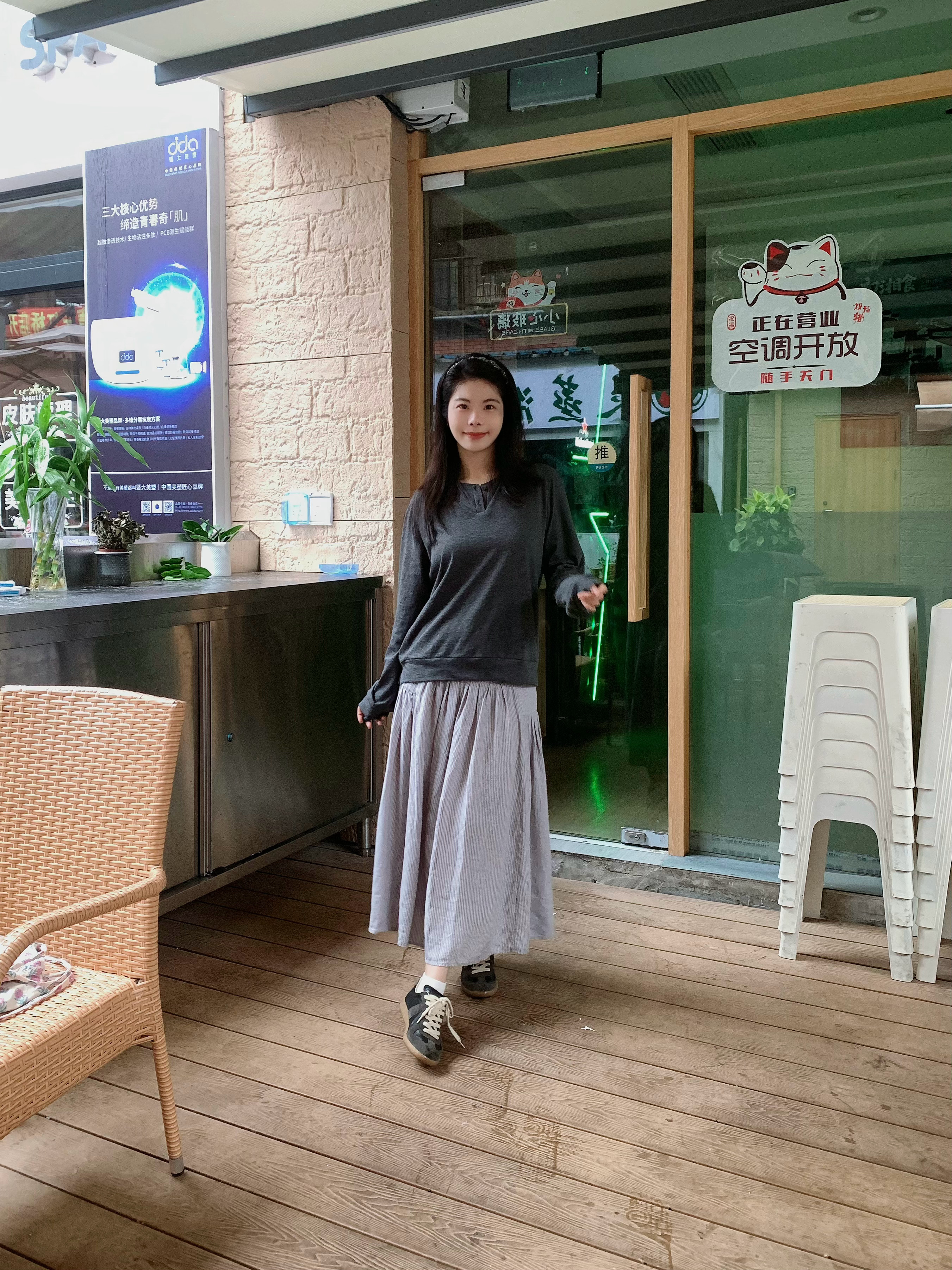 穿搭ootd小yao穿搭给生活加点flow沉浸式入秋早秋松弛感｜灰调休闲穿搭低饱和灰系搭配真的很耐看深灰亨利领长袖，柔和不挑肤色浅灰亚麻大摆半裙，轻盈垂顺，遮胯显瘦搭配复古板鞋，慵懒随性，没有刻意打扮的感觉一套出门，探店、逛街、日常通勤都适配舒服自在，就是我喜欢的穿搭状态🍂