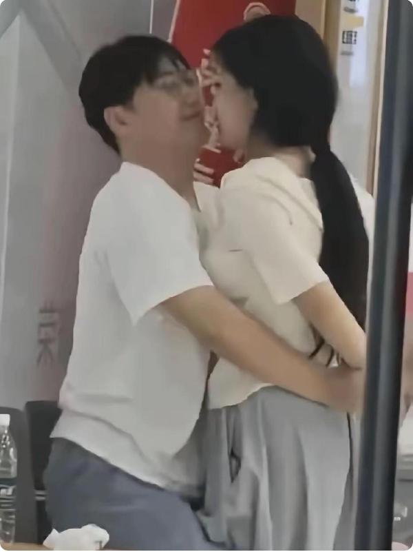 一眼就知道，这是在热恋期吧？  俩人搂得紧紧的，脸贴脸那劲儿，像磁铁一...