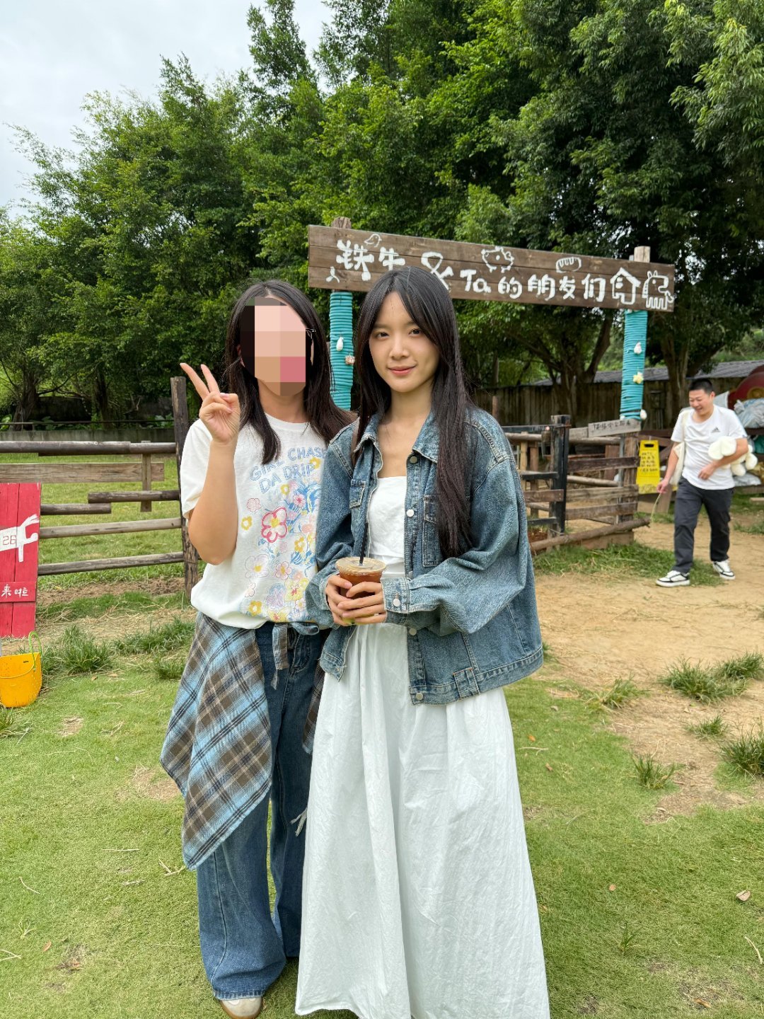 #演员李思潼[超话]# 
“在深圳偶遇“阿嬷的情书”的李思潼
今天人品爆炸💥本来带娃看鹿喂马再带点面包，竟然遇到人气演员李思潼！
潼潼人超级nice！开心能合影！希望你今天也玩得开心！"


©️Annie🐑 ​