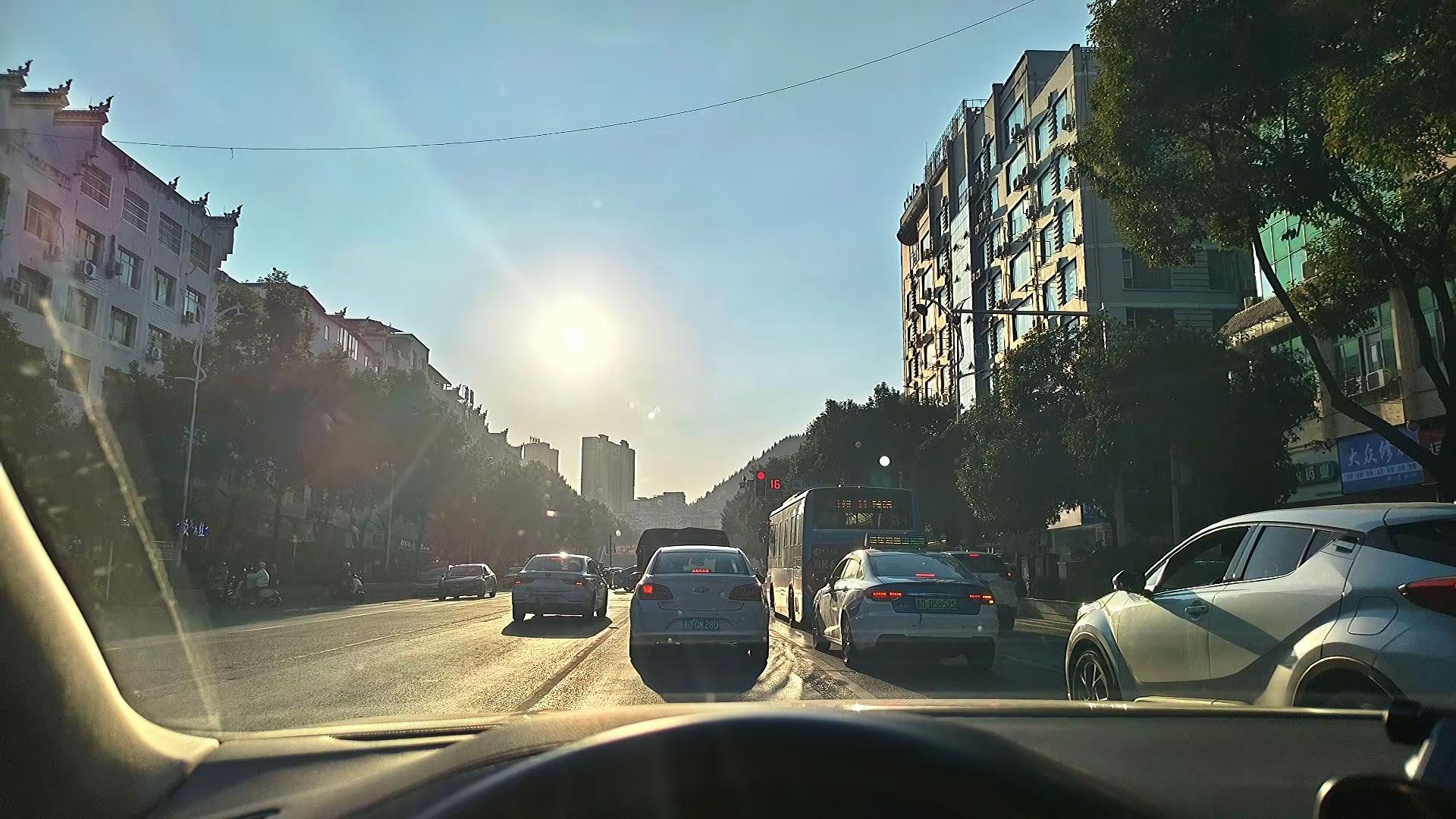 “关于感情的问题  我建议全部分手  分手就能解决事  吵什么  很爱...