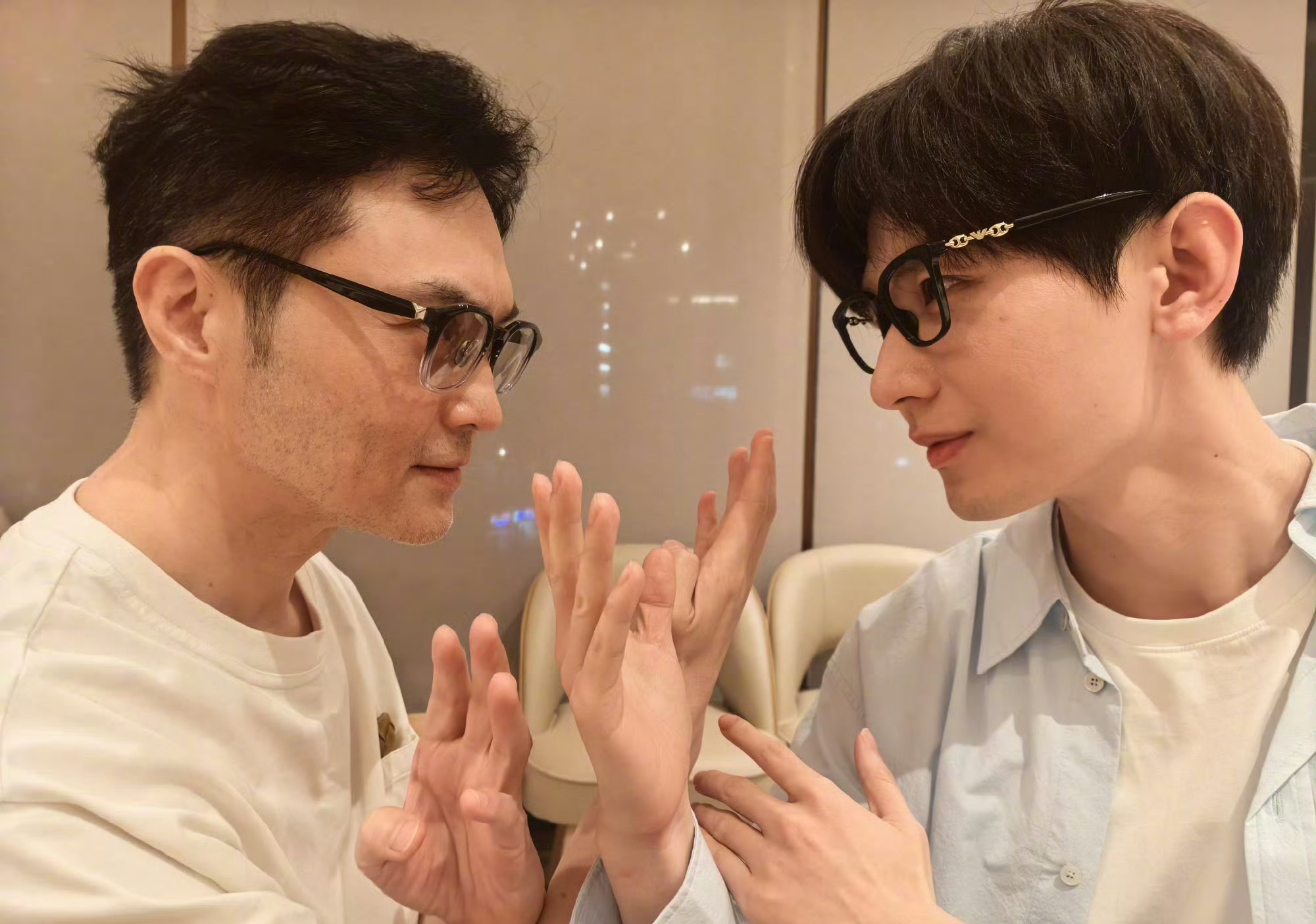 谁的青春回忆杀被唤醒了！张智霖和成毅久违师徒合体，同框画面温柔又治愈，瞬间拉回《一年级·毕业季》的时光🥹
 
时隔九年再度同框，缘分真的太奇妙！当年综艺里，张智霖是温柔耐心的导师，悉心指导学员；而成毅还是青涩腼腆的新人学员，认真努力、谦逊好学。
 
九年时