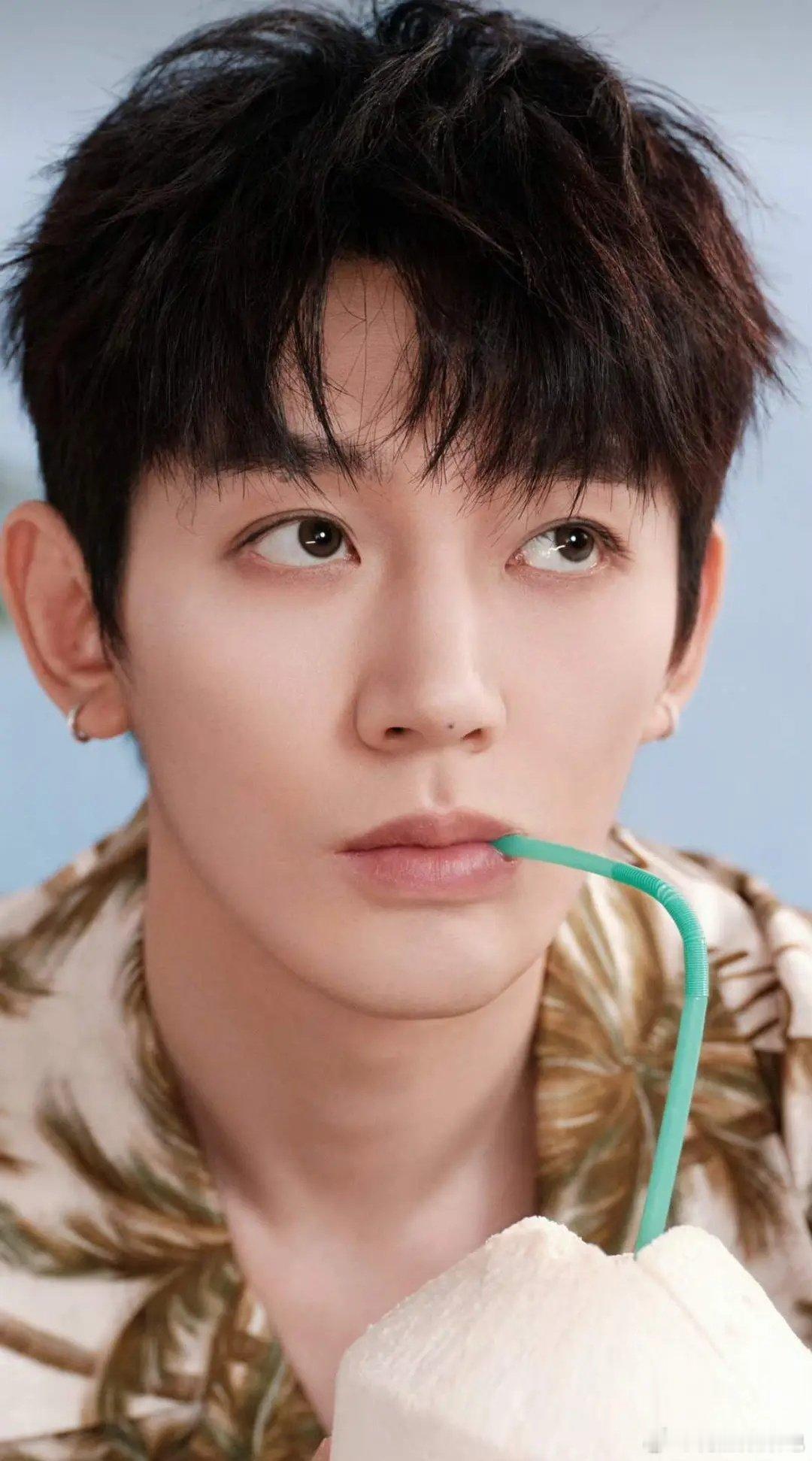#花少8选导游 跟母带两模两样#
花少陪看中 鲜嫩美萌的度假风邓为🐍 ​