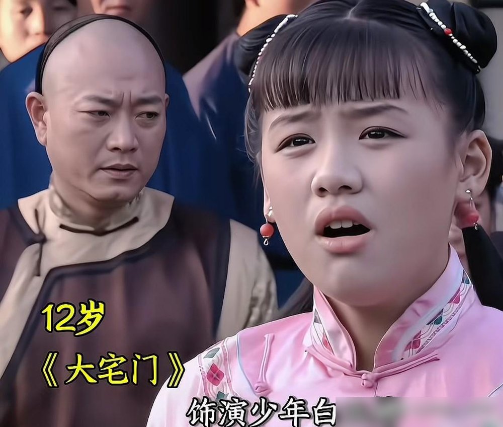 马思纯新剧演了个数学天才，上来就把仇人全家算进去了。
《她的盛焰》里她叫饶雨瓷，不哭不闹，全靠脑子复仇。搭档宁理，就是《无证之罪》里那个让人后背发凉的李丰田。俩人往那一坐，空气都带电。
翻开她这三十年，从《大宅门》里的小丫头，到《七月与安生》的七月，再到如今满脸写着“别惹我”的饶雨瓷。别人拼命维