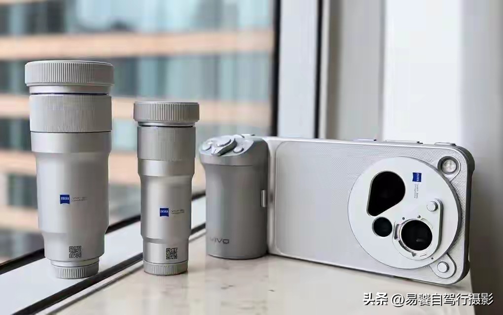 集体换后缀！国产高端机扎堆杀入越南市场，vivo/OPPO首次启用Pro Max命名
 
iPhone 18系列登陆越南之后，国产旗舰大军紧随其后。小米、vivo、OPPO多款影像高端机型计划10-11月在越南上市，vivo与OPPO更是首次用上Pro Max后缀，调整高端产品线命名体系。
 
📱v