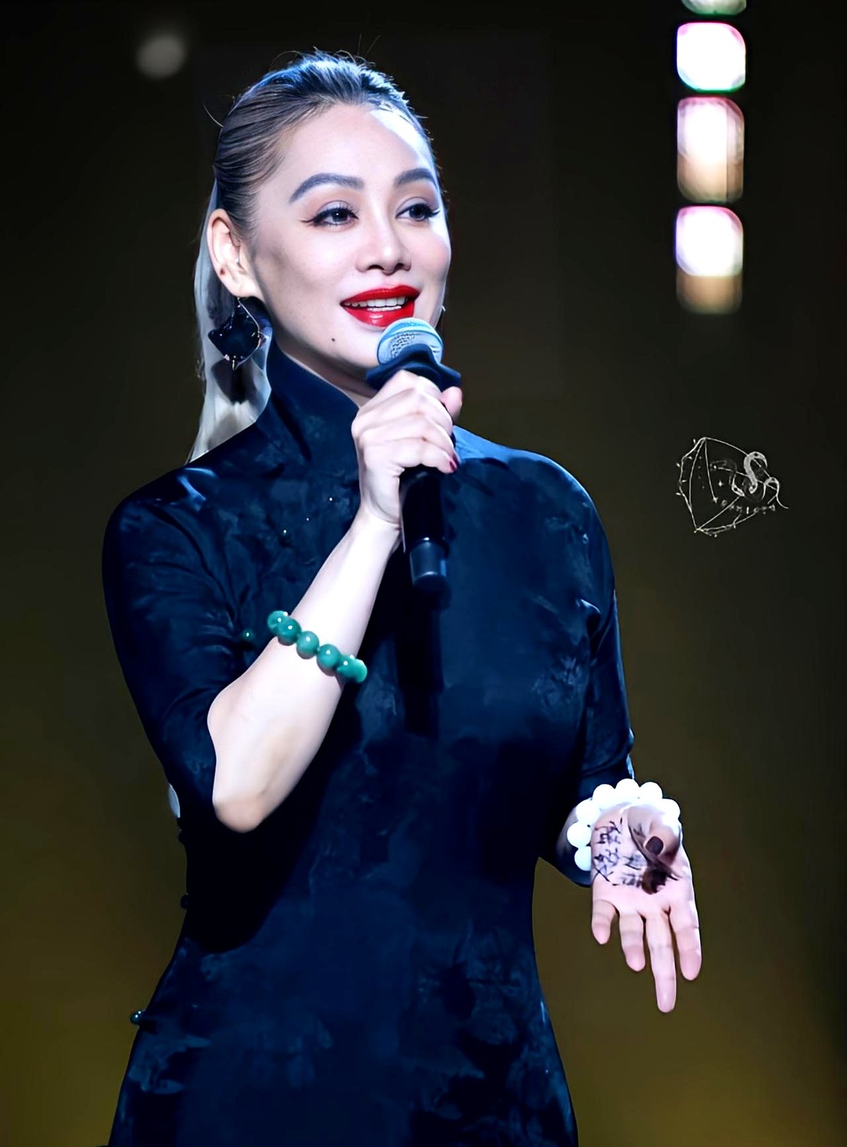 宁静缺席《花少2026》，原因藏在五年前那23天里。

她直播时提过一句，正片剪出来的，可能不到二十分之一。剩下的素材，比播出的激烈得多。

那年杨洋走丢在伦敦街头，身上没钱也没地址，硬生生走了快三公里才找回去。宁静后来只说了四个字：一言难尽。

所以这次她不去了。不是没时间，也不是跟谁不和。就是单