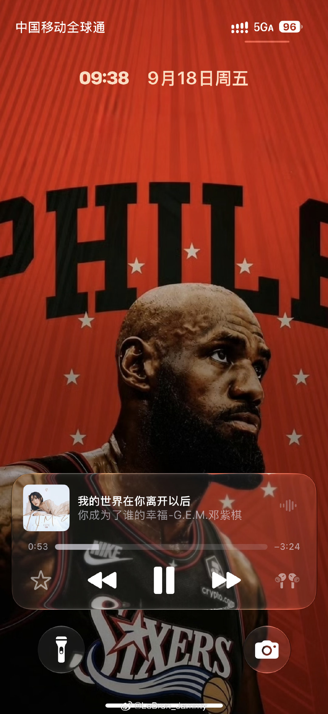 iOS27 这个锁屏改的是越看越喜欢[奶牛猫]时间变小不挡壁纸，透明玻璃也是简约风满满[赞]#ios27# ​