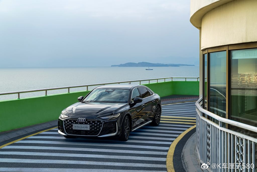 后门车窗降噪玻璃可选，全新奥迪A6L整车静谧性升级
高速上120km/h巡航，车内交谈不用提高音量，这种静谧感最能体现豪华。全新奥迪A6L以超低风阻为基，采用更严密车窗密封和优化车门密封条，后门车窗和前部两侧车窗均可选装降噪玻璃，齿轮齿形优化降低啮合噪声，整车静谧性较上一代大幅提升。🤫🚗

 ​