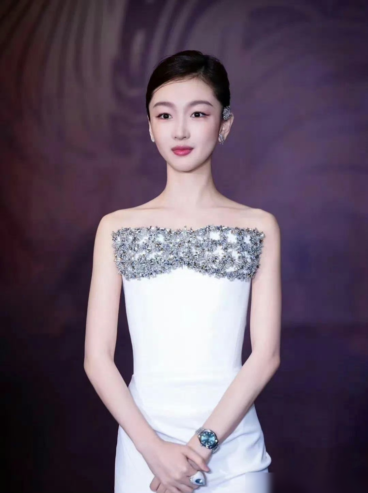 周冬雨的脸，终于被网友扒明白了。
两个月前话剧《文城》首演，她拿着台本念词，卡顿、念错，台下直接喊退票。团队一声不吭，冷处理，30天掉粉3.1万。
再看她的脸，这两年走红毯被拍到发腮、发肿，上窄下宽，她自己上综艺解释，眼睛变化是化妆，不是动刀。
但这次活动近照，脸颊丰满了，穿衣品味上来了，五官