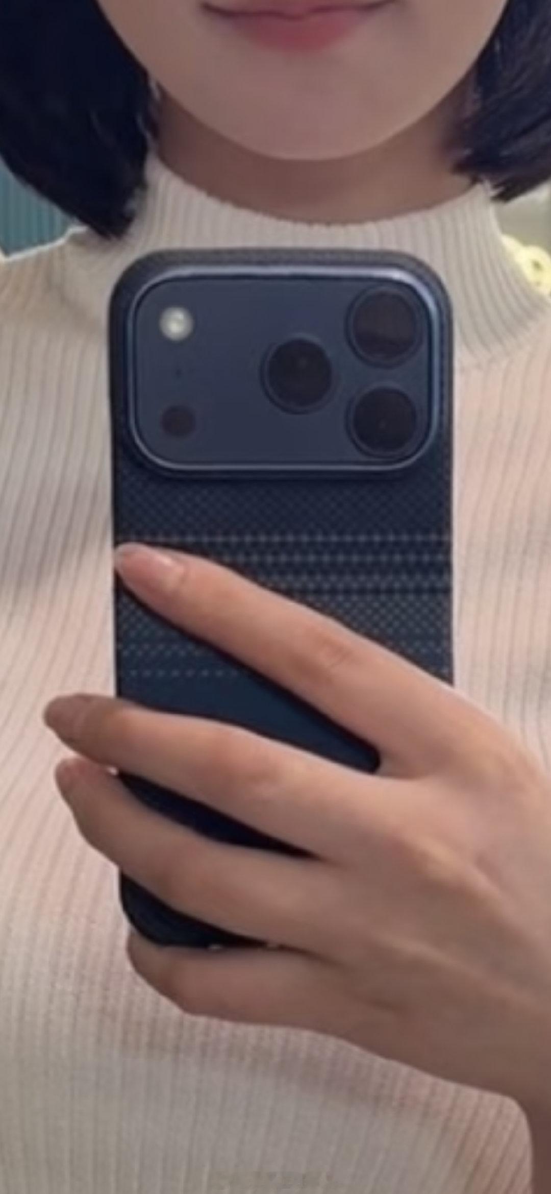 蓝色iPhone 17 Pro Max是不是还挺好看的？ ​