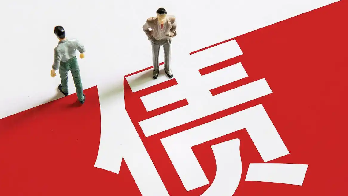 欠345万送娃出道 孩子无辜不是挡箭牌

13岁的盛艾敬跟着韩国女团出道了。转头她父母的企业被曝拖欠员工薪资345余万元，法院已经强制执行。这家公司2024年就开始欠薪，劳动仲裁之后签了分期还款协议，到期又违约。

她妈妈发文道歉，说孩子无辜，别迁怒孩子。孩子确实无辜。可被欠薪的工人也不欠谁的。我理