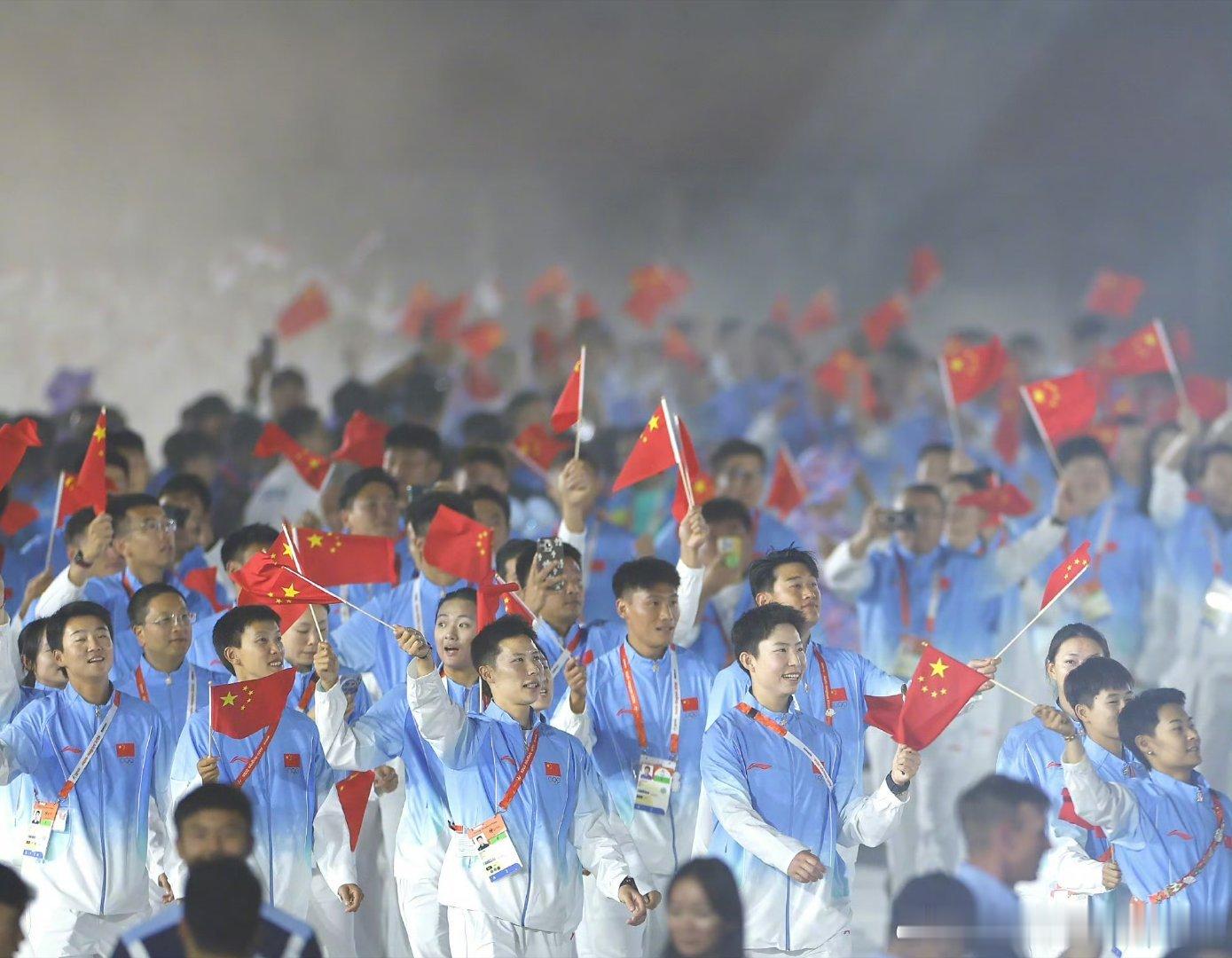 #中国代表团亚运闭幕式亮相#】中国代表团在爱知·名古屋亚运会上共收获169金89银83铜。戳图↓看中国体育代表团在亚运闭幕式上入场高清大图。致敬每一份拼搏，#一起为中国亚运健儿点赞#！​​ ​​​​