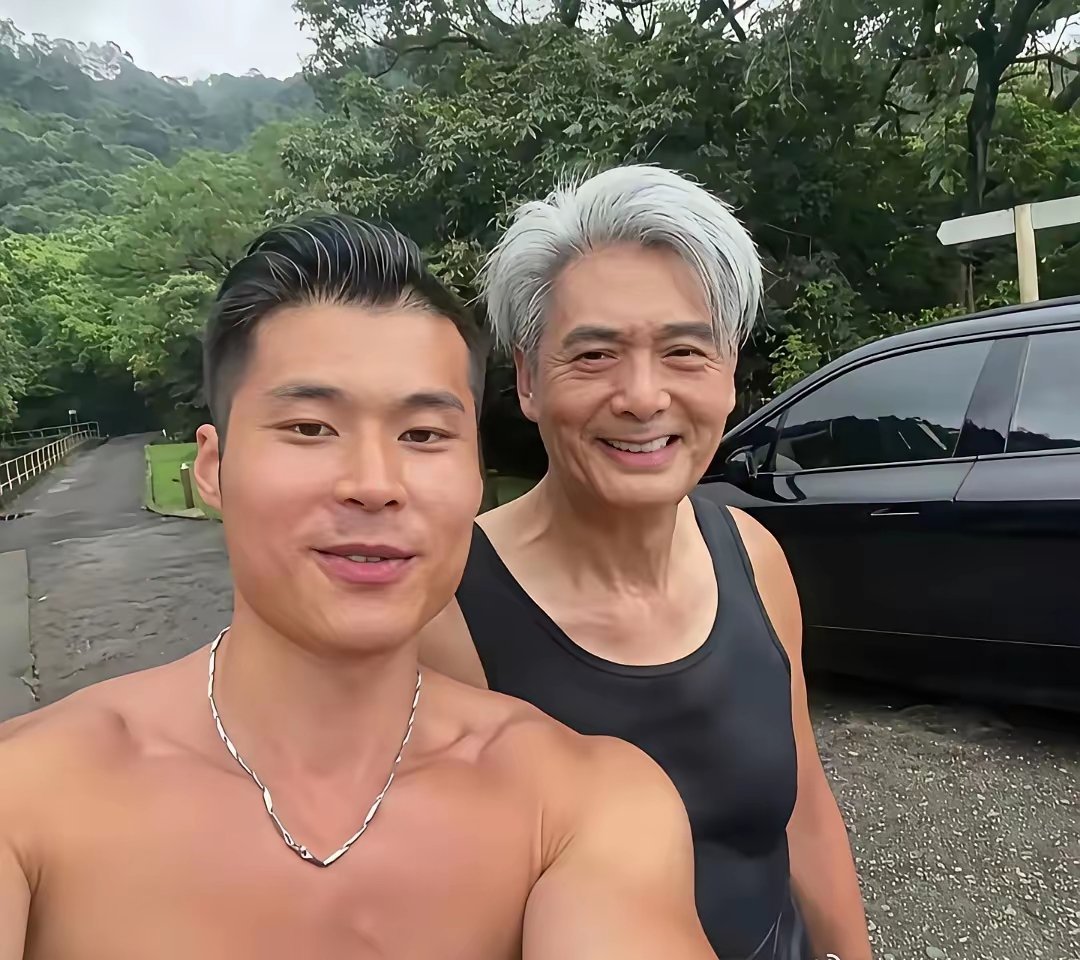 周润发的发量太惊人了！​71岁的他竟然还能拥有这么好的发量，还能跑步，看来跑步能让人年轻，除了头发白了，整个人比其他71岁的人强太多！心态肯定也很年轻化​​​​