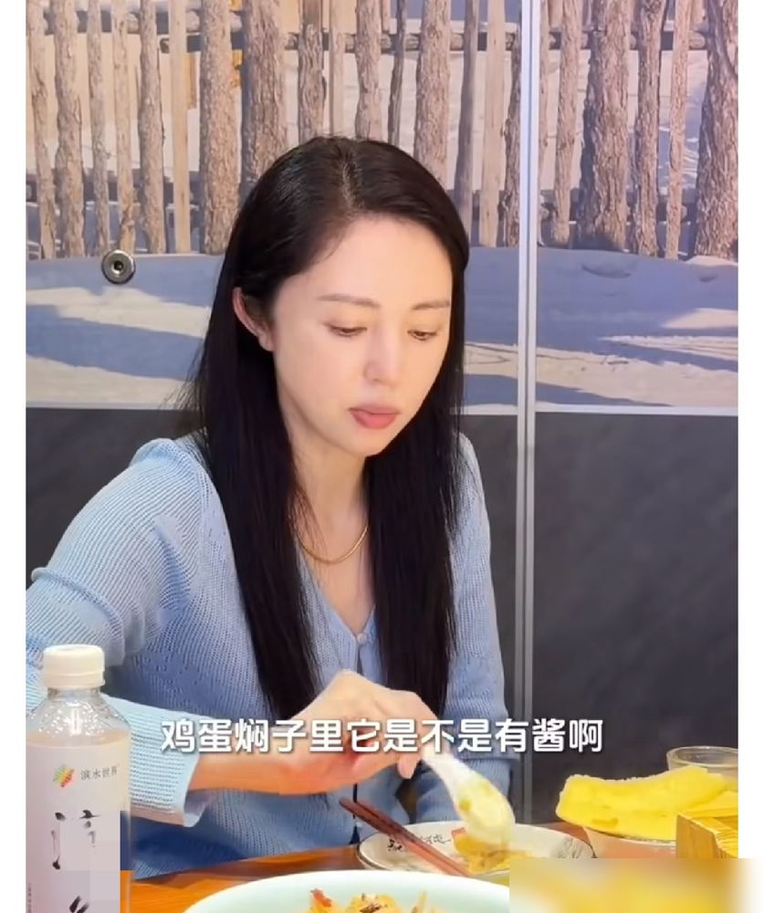董璇二婚嫁对人没？哈尔滨路边，张维伊伸手给她擦嘴角那一下，太熟练了。
俩人录美食vlog，全程十指紧扣，溜达到巷尾吃小串。店里没包间，塑料凳一坐，张维伊手腕上那大金镯子晃眼，网友笑：东北爷们儿的硬核阔气。转头又去探胖姐盒饭，几块钱的物价，俩人吃得挺香。
结婚一年多，之前上综艺没少被吐槽。如今看这