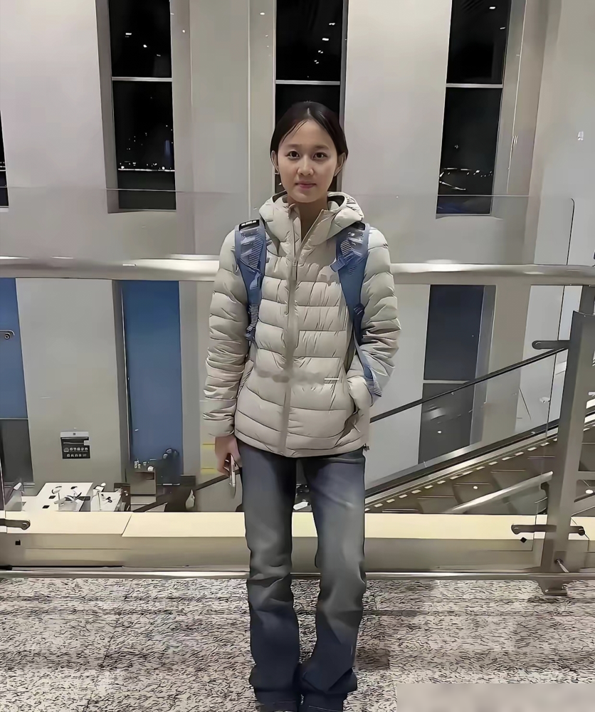 谭松韵35岁还演高中生，真不是滤镜的功劳。她的脸，额头鼓，下巴短，苹果肌厚实，天生就卡在青春期的模子里。
再看看林依晨、赵丽颖、杨丞琳，全是一个路数：圆脸，大眼，软组织足。这不是保养，是基因发的免老牌。
但别急着羡慕。这类脸到了35岁是个坎，苹果肌一垮，法令纹比谁都深。谭松韵自己也不敢松懈，二次