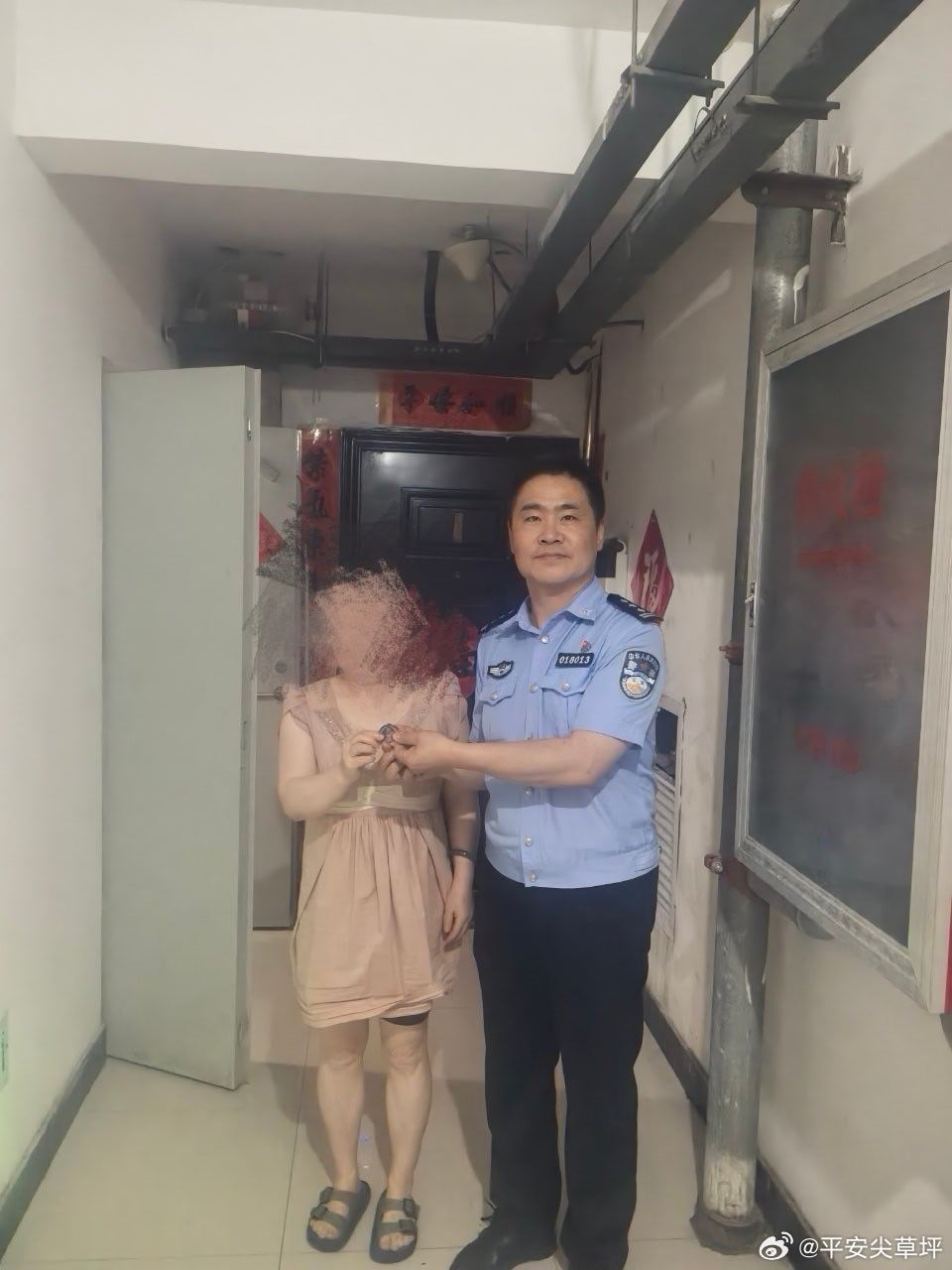 【汇丰派出所】线上审核送证上门 便民服务温暖民心
2026年9月4日，汇丰派出所民警在开展文明养犬工作中，为切实减少群众跑腿，主动添加辖区居民微信，线上对犬证办理相关材料开展审核，完成全部办证流程。证件办结后，张鑫将办好的犬证亲自送到居民手中，让群众足不出户即可完成犬证办理业务。
        ​