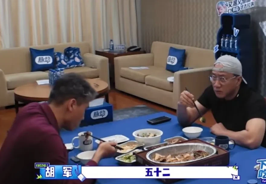 胡军对李乃文说：“你今年多少岁了？”

李乃文：“52岁。”
胡军：“你真得给自己留点肌肉，男人最关键的就是肌肉，是保命的。”
李乃文：“我在跑步机上快走行吗？”
胡军：“行啊，你一开始从快走，慢慢爬坡，爬坡是最好的，最后再慢慢练肌肉。”
这段对话没剪进正片，是节目录制间隙，两个人蹲在摄影棚外的台阶
