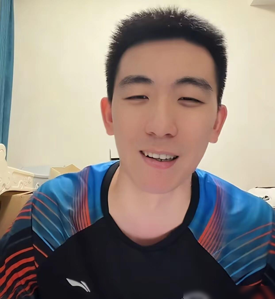 削球手马特，一针见血把蒯曼的问题给戳破了。
顺风球谁都会打，可一到多局苦战，或者碰上削球，蒯曼就容易卡壳。这话从马特嘴里说出来，分量不一样。他在国家队打了十几年削球，大部分时间就是给主力当陪练，樊振东、马龙他们都得从他台子前过。
2012年他还能4比3逆转樊振东拿全国青年冠军，后来却成了队里最贵
