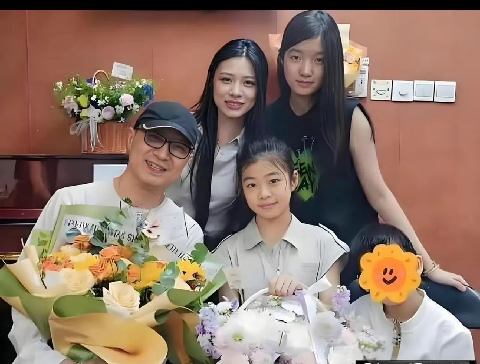 汪峰罕见晒全三个女儿，通透的育儿观获好评
 
汪峰难得公开晒出自己三个女儿的同框日常，三个女孩各有风采，成长状态都十分出众，引发了不少网友的关注。三个孩子成长境遇不同、长相风格各异，却都被好好呵护长大，状态阳光又自信。
 
大女儿小苹果如今已是近二十岁的亭亭少女，气质温婉大方，目前在海外求学。她的五