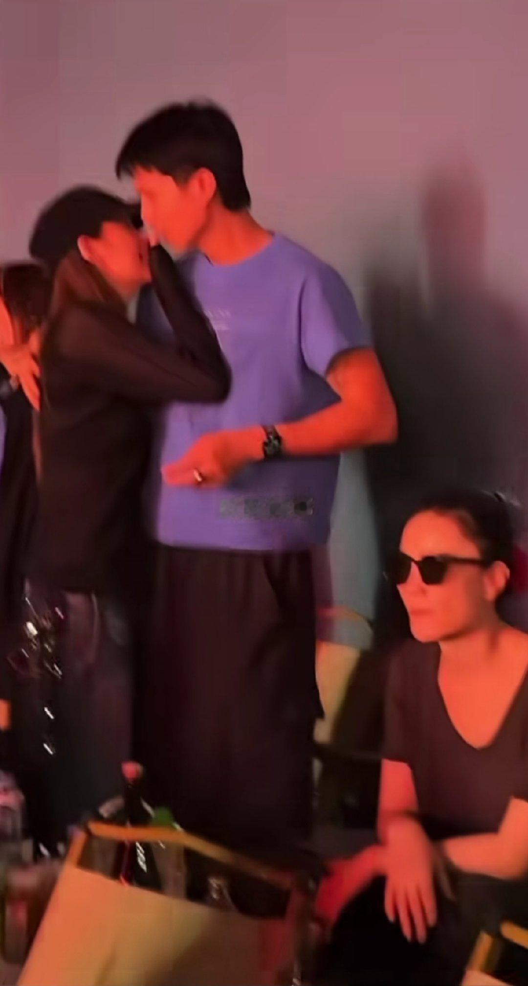 王菲男闺蜜Ryan对李嫣和欧阳娜娜动手动脚，这是不是有点越界了 ​