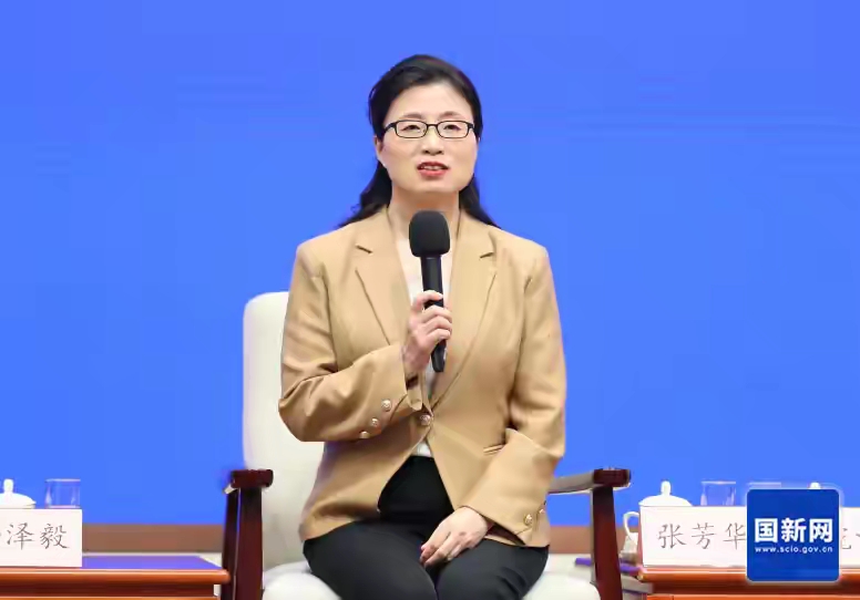 在国新办记者见面会上，中央气象台首席预报员张芳华回忆起2023年7月29日那次重大暴雨预报。当时研判华北局部降雨量或达600毫米，极易引发严重灾害。
 
发布暴雨红色预警会触发停课停工、人员转移，社会成本巨大。张芳华和团队反复研判海量数据，顶住压力，发出时隔11年的暴雨红色预警，后续实况印证预报准确