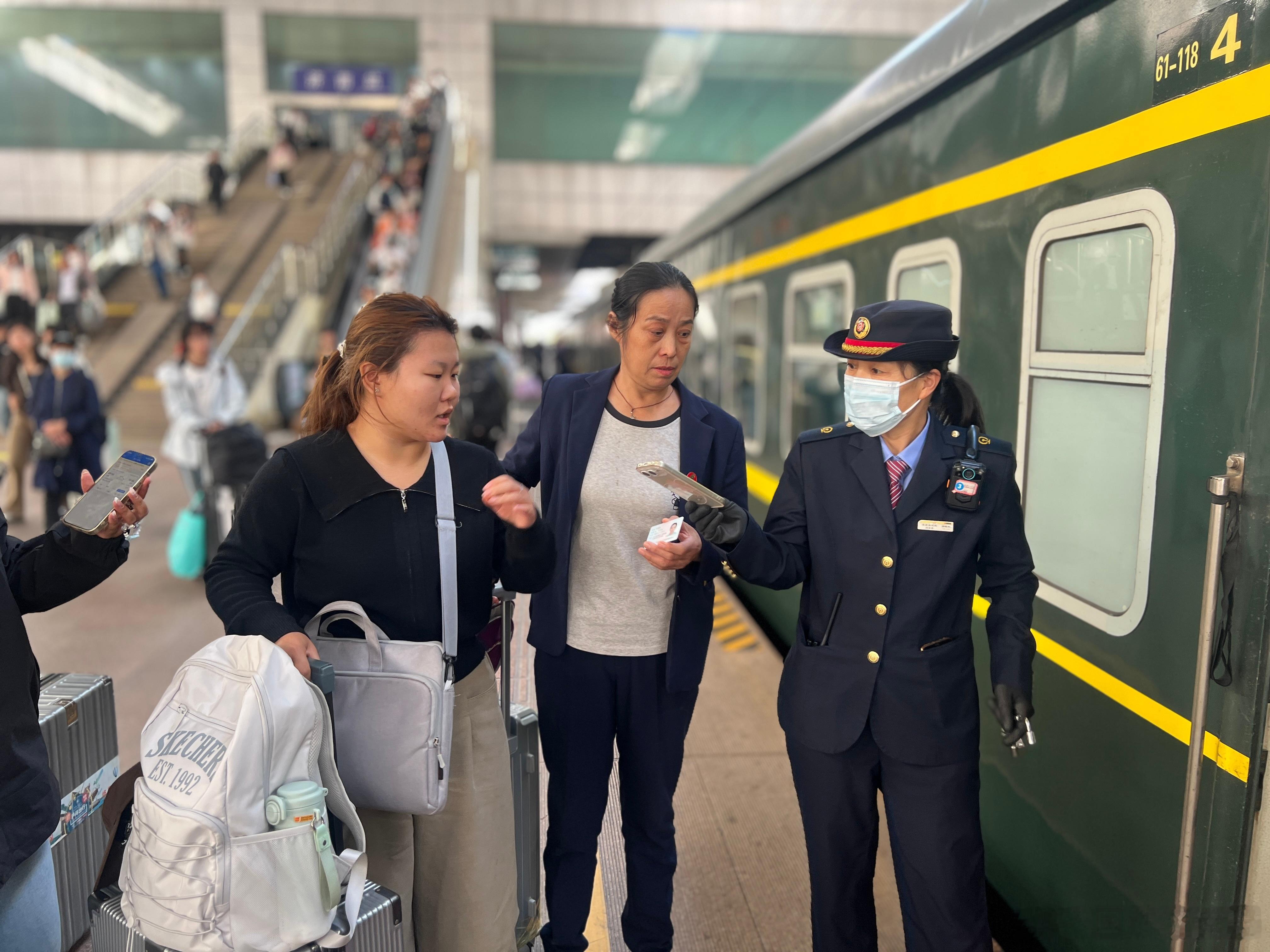 #2026国庆运输# #济南铁路温馨伴行# 国庆假期最后一天，返程高峰来袭🚞学子、务工人员集中踏上归途，铁路迎来客流大考！K8253次列车上，济南客运段乘务组全员在岗，全力护航返程路。乘务员加大车厢巡视力度，守护旅客人身与财物安全，帮忙安置大件行李，贴心帮扶老人、小朋友等重点旅客，保障乘降有 ​