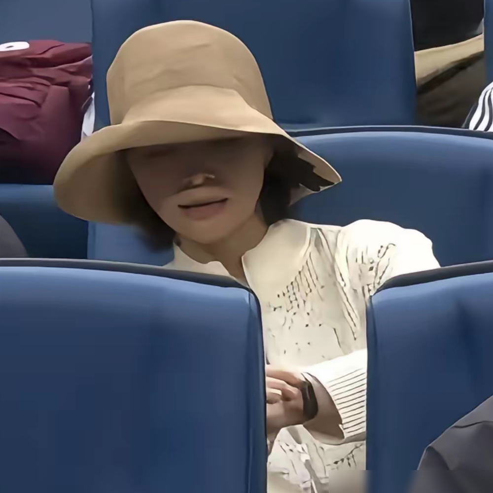董卿戴个渔夫帽往观众席一坐，热搜直接炸了，比赛反倒成了背景板。
10月3日中网女单第二轮，郑钦文打满三盘，卡林斯卡娅决胜盘退赛，她晋级32强，还轰出13记ACE。
吴尊带着12岁儿子在钻石球场当挑边嘉宾，镜头扫过去，挺热闹。
可偏偏有人往看台上一指，说那是董卿。结果查来查去，压根没有现场记录，