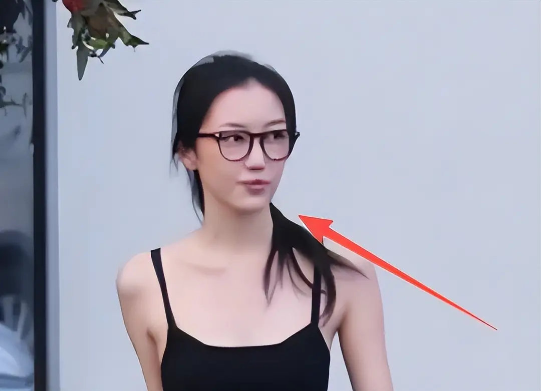 李嫣面相变了！素颜五官精致不显兔唇，和窦靖童同框抢眼超像王菲 ​