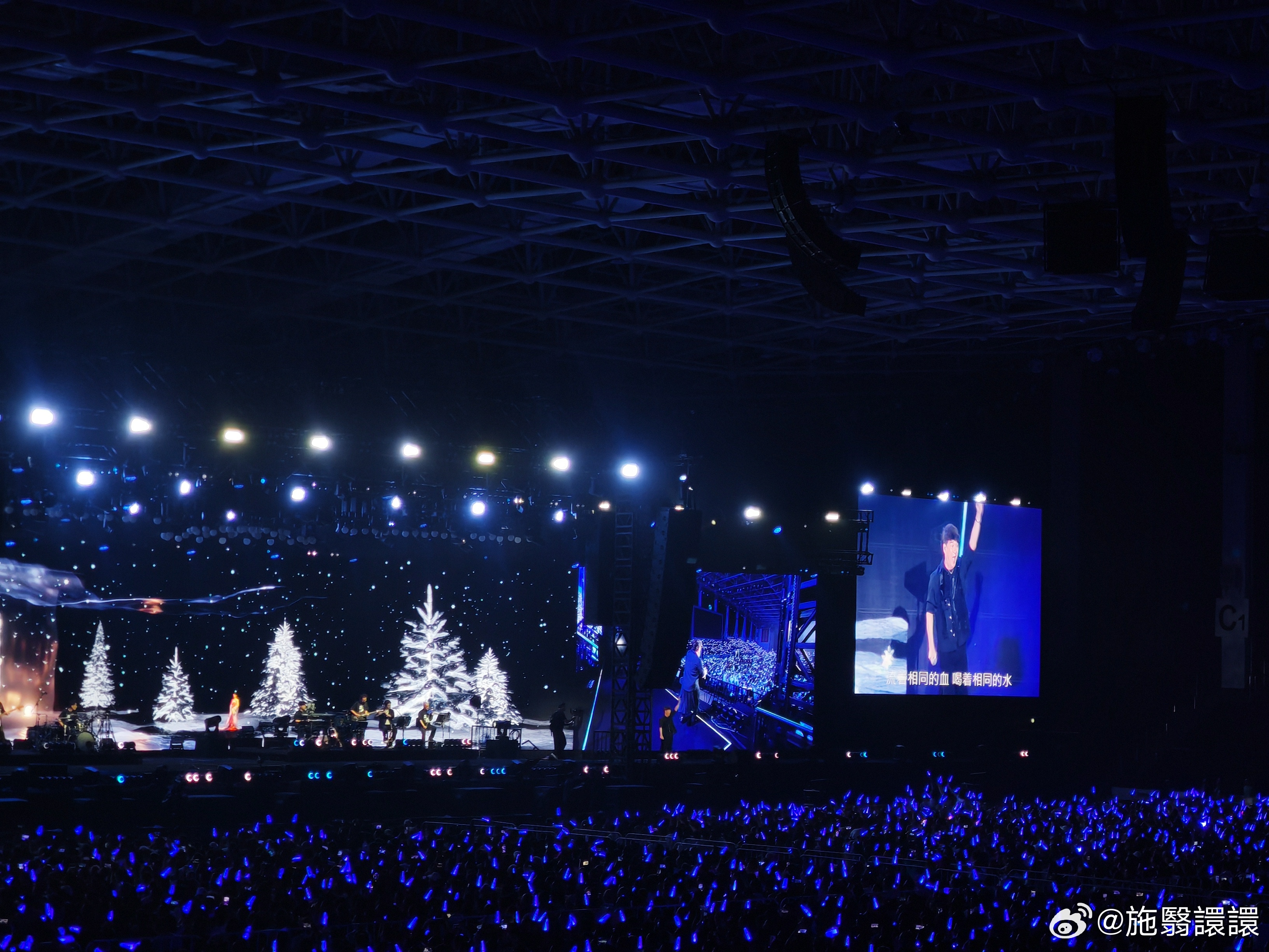 #周华健少年的奇幻之旅3.0#  这么近一定要去的华健大哥，二刷了，果然有新抬的歌可以听～这次没有偏爱左边的区域，两边平衡的非常好，还是那么笑点低，每次讲着讲着自己快笑死。有前排观众拿了07年呼市演唱会票根，真的好早好早，出道40年的你，希望你健健康康常来常往[太开心]（吐槽场地，不知道是不 ​
