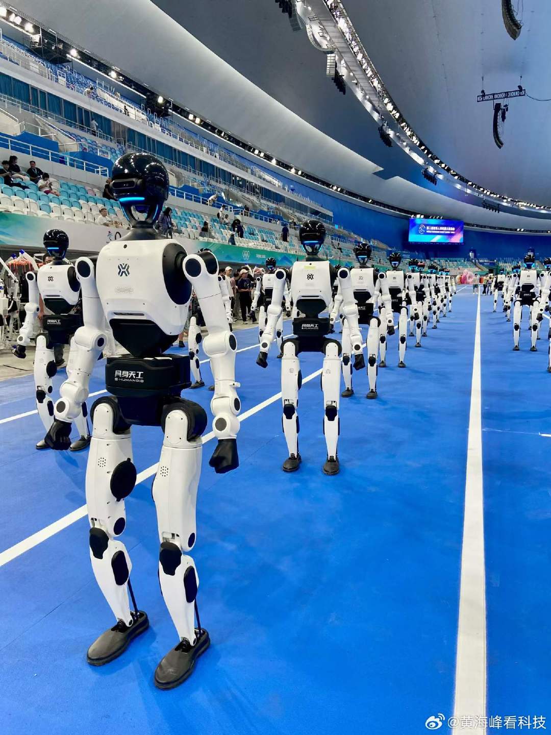 #第二届机器人运动会#即将开始🤖
运动员们（机器人）已经开始“热身了”
联通的网络也准备就绪[机智]
（图一 仿生人会骑电子马吗[旺柴]） ​
