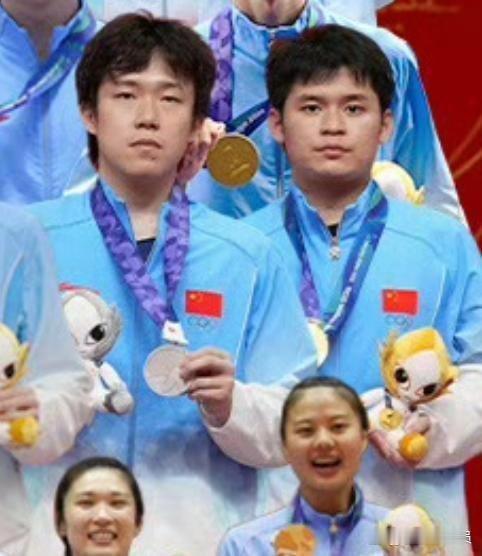 169金89银83铜！亚运收官海报一出直接争议拉满！
粗一看满屏都是金牌，看着太提气了！
可放大仔细一看不对劲
潘展乐、徐嘉余、林诗栋男双搭档这些金牌得主居然没位置
全员金牌阵容里，偏偏留出一个位置放银牌？
这么多拼尽全力的冠军都挤不进画面，到底是什么意思？ ​