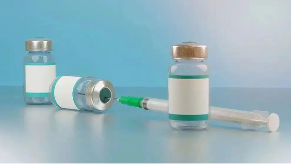 打一针管数月的降压疫苗要来了，身边好几个天天揣着降压药、经常漏服的长辈都追着问什么时候能打上。
现在国产这款HJY-ATRQβ-001刚走完Ⅰ期临床，马上要开Ⅱ期，一针效果预计能维持1到2个月。咱们国家光高血压患者就超3.3亿，每四个成年人里就有一个中招，多数人还得终身天天吃药，漏服一次血压就容易飘
