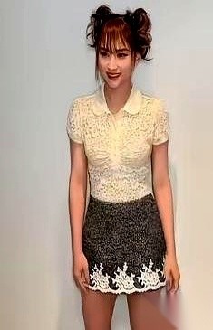 三十多岁的何超莲顶着两个圆溜溜的丸子头，大步走进了上海时装周的秀场。
和窦骁结婚三年多，镜头总爱往她的肚子上瞄，到处都在议论她怎么还不生孩子。结果她一转身，直接顶着这么个扎眼的造型，把全场的目光全拽到了自己的头顶。
红毯两边的闪光灯噼里啪啦响成一片。
有人当场抿嘴笑了，觉得豪门千金结了婚还像个小姑娘