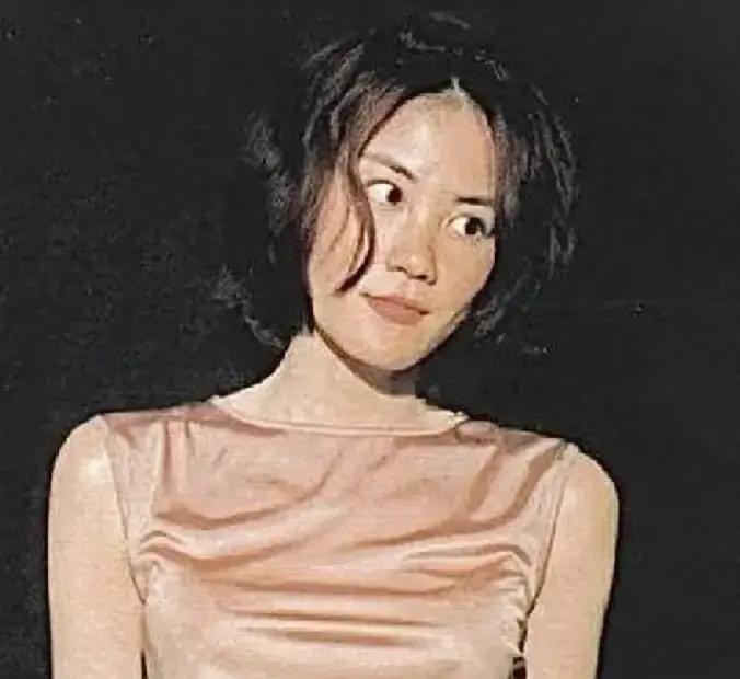 这么多年大伙儿可能都想偏了

王菲和窦唯当年分道扬镳，压根就不是因为什么感情破裂或者谁不爱谁了

直到看了今年《歌手2026》的舞台，我才彻底反应过来这俩人当年的那份体面

窦靖童往台上一站，那画面真挺让人感慨的

她特意弄了个复刻年轻时窦唯的造型，一身的随性和洒脱

可只要一开嗓，那清冷空灵的声线