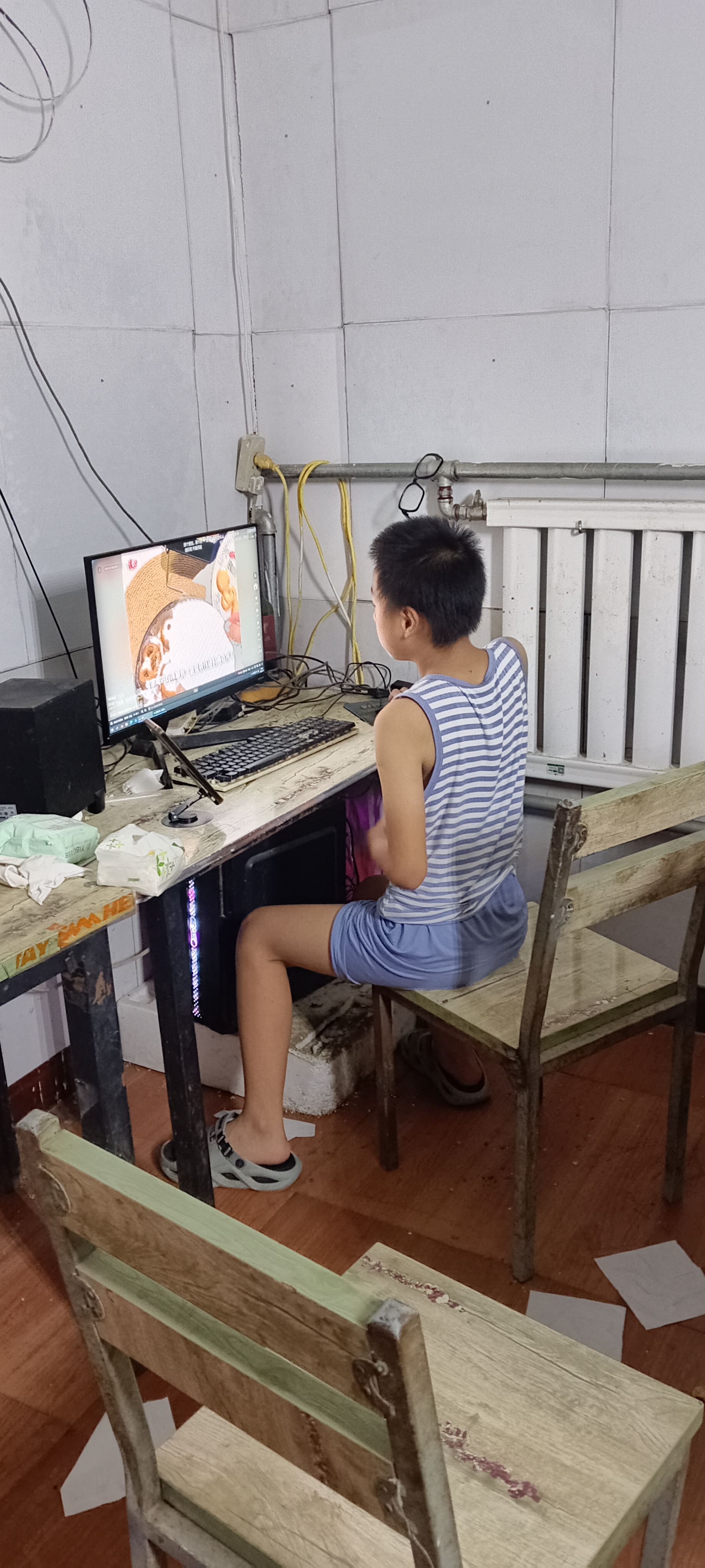 家暴婚姻该不该救家暴婚姻该不该救，分两种情况:一㇏婚姻中没有孩子，家暴没必要救，如果有孩子，就该救。