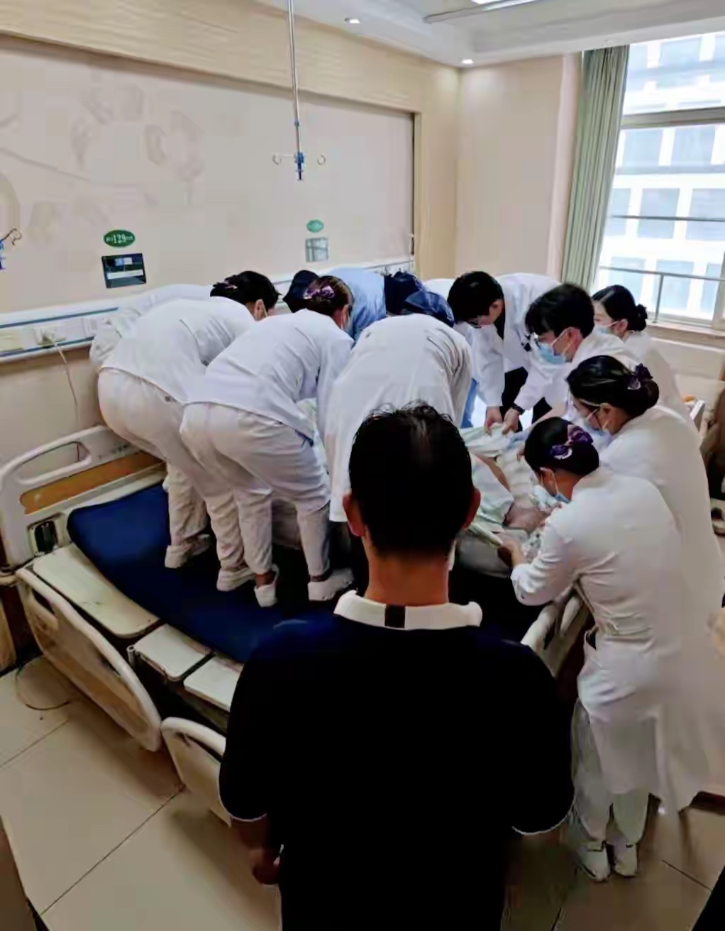 12个医护人员折腾了18分钟，就为了把一个30岁635斤的小伙子从ICU挪到普通病房。两张病床拼一起，大家小心翼翼地挪，就怕哪儿磕着碰着。635斤，这个数字意味着什么？意味着他躺在那，就是一张行走的“生命告急通知书”，他飞机坐不了，高铁上不去，家人没办法只能包了辆车，从昆明一路开到武汉，23个小时，