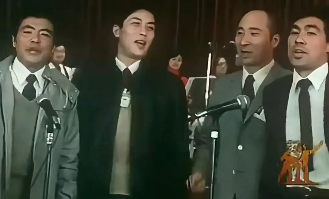 “曲艺圈”四大名场面：
一，唐国强 与 陈佩斯、朱时茂，一起即兴表演唱歌。
二，赵本山 和 冯巩、姜昆，同场合作演唱“二人转、京剧”。
三，唐国强、姜昆，挥毫泼墨，为“歌手”站脚助威。
四，而相声圈⭕呢？汪洋 直播间评论，杨议 跟 郭德纲 二人的“是是非非”。