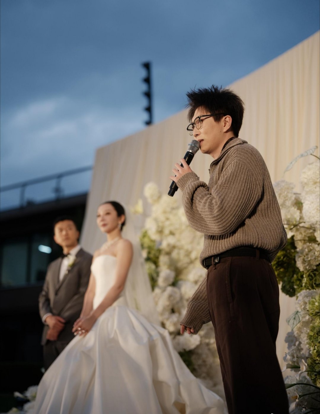 #毛不易新郎新娘没问题网友不行##毛不易一句不是我的妻子为何被放大#
毛不易好友婚礼的发言，内容暂且不论，我看到毛不易使用话筒，无论从哪个角度看，话筒都直接挨着嘴巴了，做个善意提醒哈。

这个使用公用话筒的习惯不太好，公用的婚礼话筒，上面残留不少唾液、微生物，嘴唇紧贴着，有交叉感染的风 ​