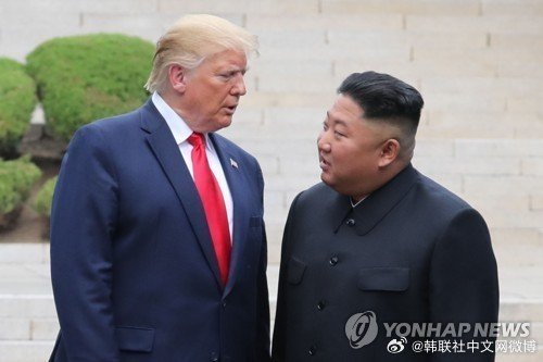 【特朗普指示缩减韩美联演 称与金正恩关系友好】#特朗普##金正恩# 美国总统特朗普16日表示，他指示战争部（国防部）部长皮特·赫格塞思大幅缩小韩美联合军演规模，称其与朝鲜国务委员会委员长金正恩的关系友好。 ​​​​
