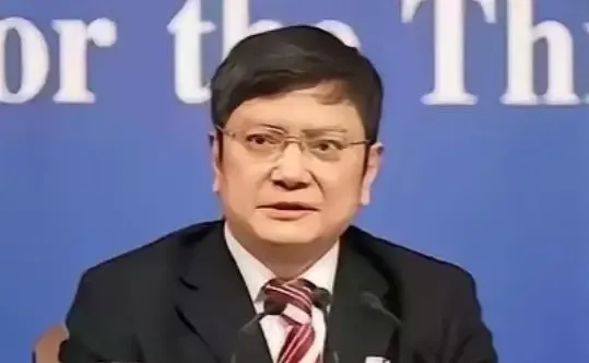“浙大教授”郑强曾说：“中国是人口大国、劳动力大国，人工智能要是把劳动力废了，社会可能会混乱。人工智能到底会不会取代人类的劳动力？”振聋发聩！

真正值得关注的，不是某一种机器会不会替代某一个岗位，而是一个拥有庞大人口规模的国家，如何在智能时代重新定义自己的竞争优势。

说得直白一点，AI未必会一下