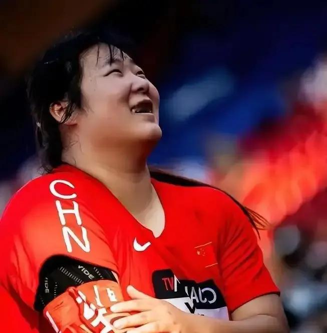 18岁宁波姑娘严子怡，刚在布鲁塞尔钻石联赛总决赛上，硬生生从奥运冠军北口榛花手里抢下冠军，68米42直接砸碎赛会纪录。

说真的，前三投两度犯规，全场目光都在北口那64米56上，谁能想到这个头晕到需要教练安慰的小姑娘，第四投反超，第五投一枪定乾坤。

真正让人心里一紧的，不是那支标枪飞了多远，而是她