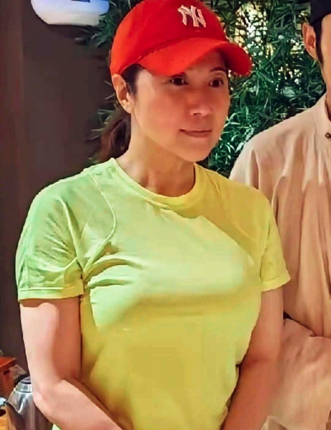 她不化妆，眼角有纹，却拿下了金鸡奖影后。 素颜上阵，不靠滤镜，反而让人...