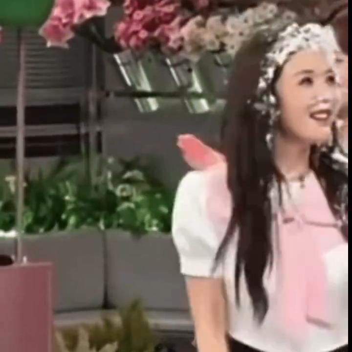 #李昀锐孟子义旁边的蔡文静 #登上热搜，名场面出自 10 月 15 日《你好，星期六》录制现场。本期是蔡文静宣传新剧《非正式浪漫》的专场，游戏惩罚环节，蔡文静被蛋糕糊了一脸奶油，尚未来得及清理。就在此时，不在当日嘉宾名单的李昀锐突然空降舞台，前来接孟子义下班，二人拥抱互动，全场瞬间起哄。

 ​