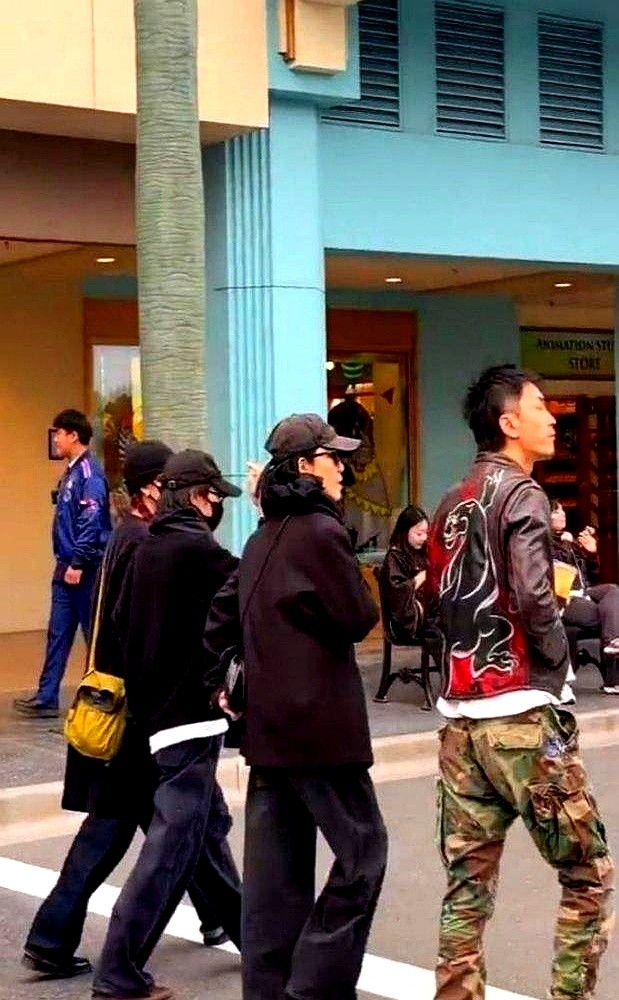 上次在街边遛狗刚被拍，转头窦靖童和宋妍霏又现身人挤人的环球影城，这次直接在大路上十指紧扣，完全没避嫌。

两人穿着同色系私服。窦靖童斜挎大包负责背包，步子不紧不慢稳稳扣着对方手指；宋妍霏侧脸冲她说话，边笑边晃。周围全是游客，两人愣是没一点多余的回避动作。台上窦靖童刚忙完自己的巡演，台下转头就该牵手牵