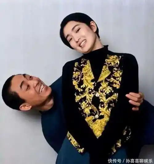 1997年，张艺谋父亲临终前告诫：“儿子，只一件事我不放心。你一定要防一个人，你根本斗不过他。”张艺谋当时没当回事儿。可之后事情的进展，令他意想不到，令他大跌眼镜，后悔不已。

那是父亲葬礼后的第三天。张伟平拎着两瓶茅台登门，把酒放在灵台前，没鞠躬，只是站了一会儿，转头拍拍张艺谋后背：“老爷子走得急