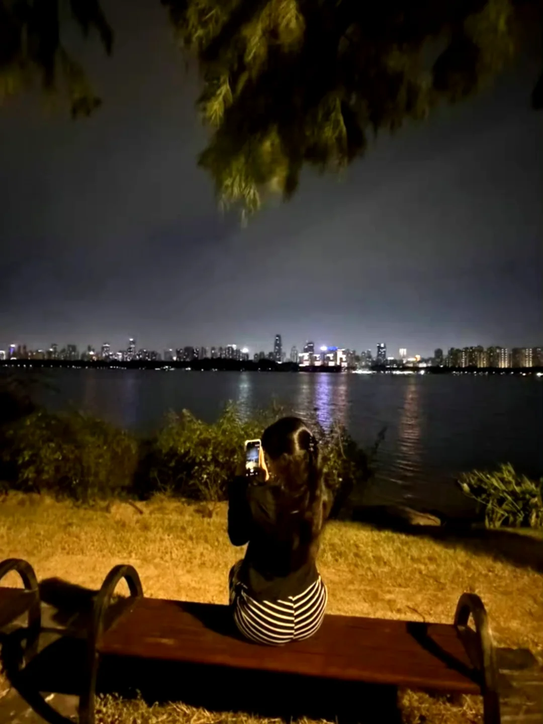 散散步，欣赏一下晚上的湖景