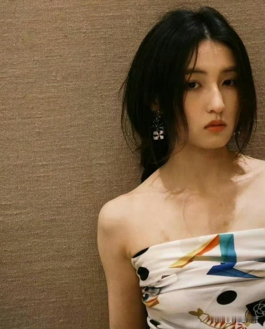 12月24日，有网友发现张子枫晒出来的自拍照里，右手手臂上有一条近10...