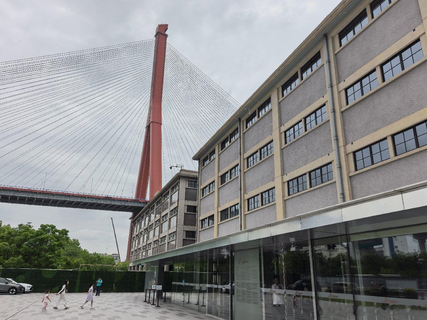 从世界技能博物馆开始，和小芳一起走了杨浦滨江段，这样，杨浦大桥到南浦大...